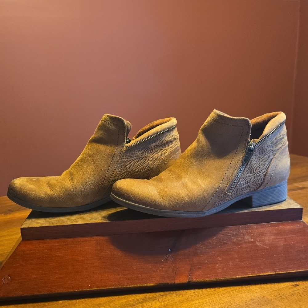 Cobb Hill Tan Ankle Booties Classic Chelsea Design